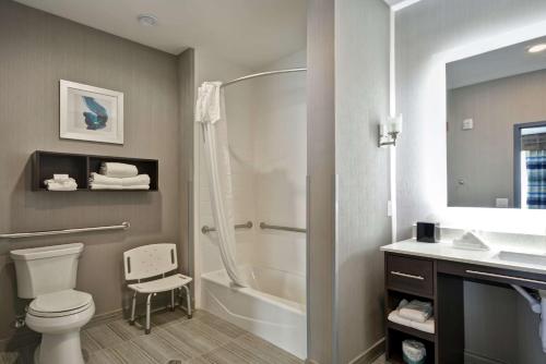 孔洛Homewood Suites by Hilton Conroe的带淋浴、卫生间和盥洗盆的浴室