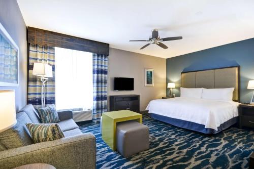 孔洛Homewood Suites by Hilton Conroe的酒店客房,配有床和沙发