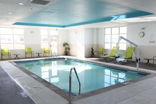 LafayetteHampton Inn & Suites Lafayette的一个带桌椅的大型游泳池