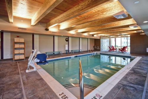 梅卡尼克斯堡Home2 Suites Mechanicsburg的一座带大型天花板的建筑中的游泳池
