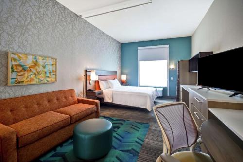 梅卡尼克斯堡Home2 Suites Mechanicsburg的酒店客房,配有床和沙发