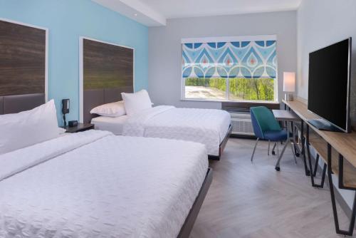 小石城Tru By Hilton Little Rock West的酒店客房设有两张床和一台平面电视。