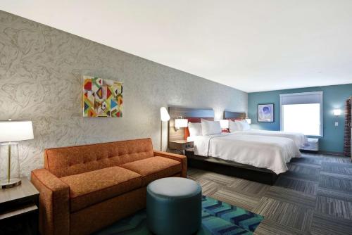 德克萨斯城Home2 Suites By Hilton Texas City Houston的酒店客房,配有床和沙发