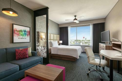 蒙特雷Homewood Suites By Hilton Monterrey Apodaca的酒店客房,配有床和沙发