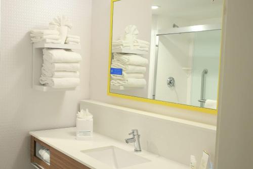 劳雷尔山Hampton Inn & Suites Mount Laurel/Moorestown的浴室配有盥洗盆、镜子和毛巾