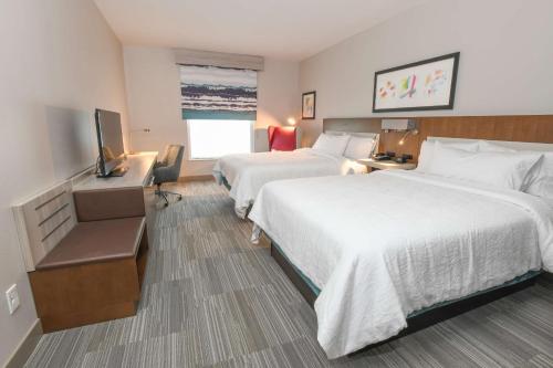 辛辛那提Hilton Garden Inn Cincinnati Midtown的酒店客房设有两张床和电视。