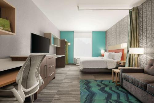 哥伦比亚Home2 Suites By Hilton Columbia Harbison的酒店客房,配有床和沙发