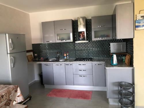 纳布勒Villa Karim的厨房配有白色橱柜和冰箱。