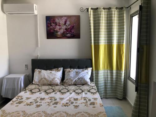 纳布勒Villa Karim的一间卧室配有床和黄色窗帘