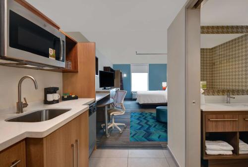 列治文山Home2 Suites By Hilton Richmond Hill Savannah I-95的带水槽的厨房和1间带床的房间