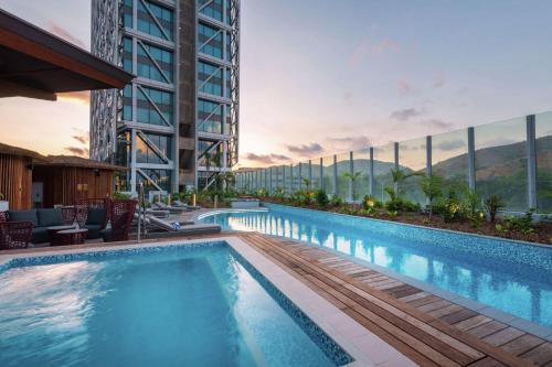 莫尔兹比港Hilton Port Moresby Hotel & Residences的享有大楼景致的游泳池