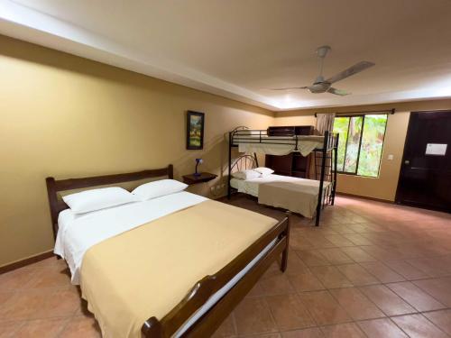 San AntonioBelen Suites的一间卧室配有两张床和一张双层床。