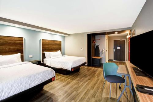 韦恩堡Tru By Hilton Fort Wayne的酒店客房配有两张床和一张书桌