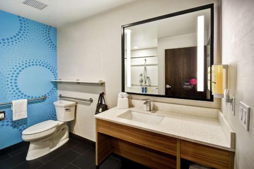 韦恩堡Tru By Hilton Fort Wayne的一间带卫生间、水槽和镜子的浴室