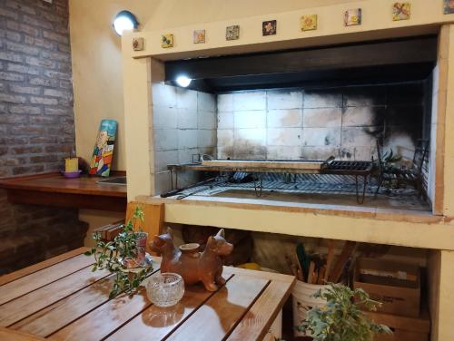 罗萨里奥SOLES Hostel Boutique的一间厨房,在房间内配有比萨饼烤箱