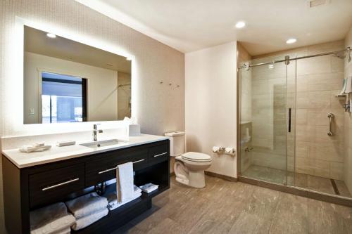 蒙特贝罗Home2 Suites by Hilton Los Angeles Montebello的一间带水槽、淋浴和卫生间的浴室
