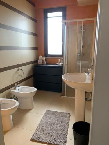 加拉蒂纳La casa di Elena的浴室配有2个盥洗盆、卫生间和淋浴。