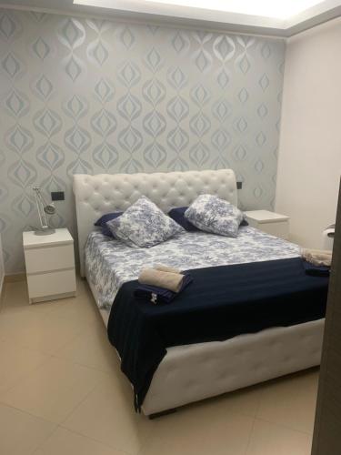 加拉蒂纳La casa di Elena的一间卧室配有一张带两个枕头的床