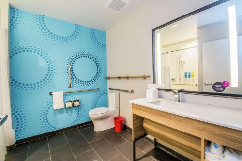 博林格林Tru By Hilton Bowling Green的一间带卫生间和水槽的浴室