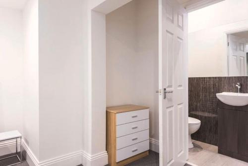利兹Perfect for Professionals & Business Travellers - Leeds City Views - Monthly Offers!的白色的浴室设有水槽和卫生间。