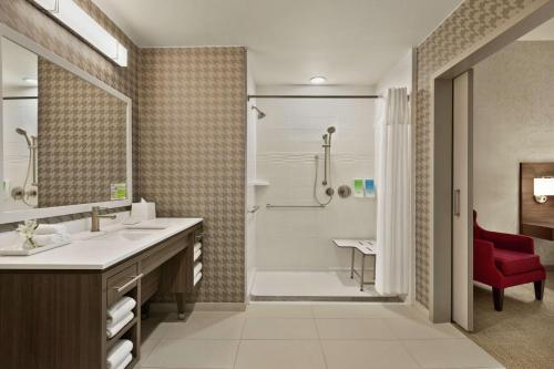圣安东尼奥Home2 Suites By Hilton San Antonio North Stone Oak的浴室配有水槽、淋浴和浴缸。