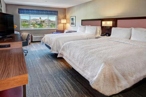 瓦列霍纳帕之门国王汉普顿探索酒店的酒店客房设有两张床和一台平面电视。