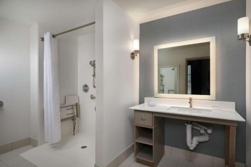 辛辛那提Homewood Suites By Hilton Cincinnati Midtown的一间带水槽和镜子的浴室