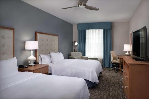 辛辛那提Homewood Suites By Hilton Cincinnati Midtown的酒店客房设有两张床和一台平面电视。