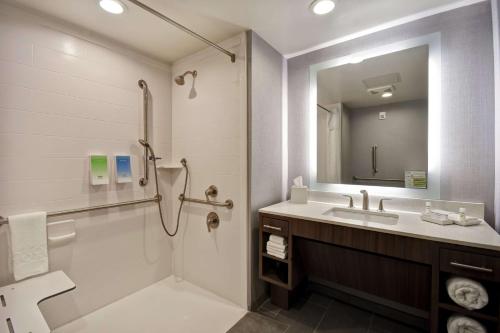 多森Home 2 Suites By Hilton Dothan的带淋浴卫生间和盥洗盆的浴室