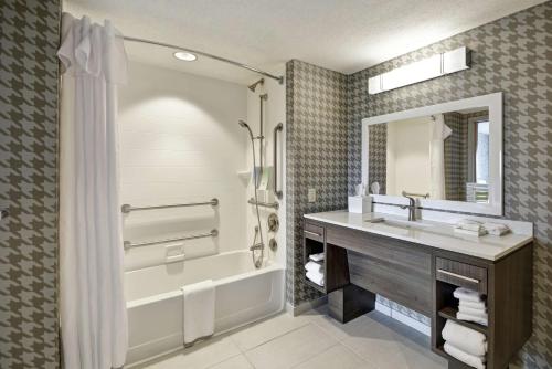 南波特兰Home2 Suites By Hilton Portland Airport的带浴缸、水槽和淋浴的浴室