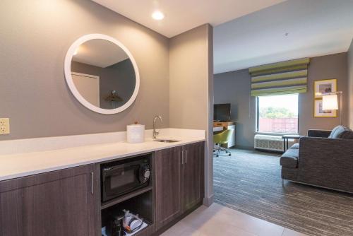 阿伦派克Hampton Inn & Suites - Allen Park的客厅设有水槽和镜子