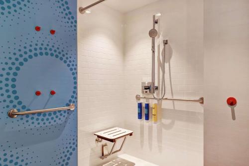 埃德蒙顿Tru By Hilton Edmonton Windermere的设有带淋浴间和卫生间的浴室