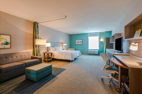 贝尔维尤Home2 Suites By Hilton Nashville Bellevue的配有一张床和一张书桌的酒店客房