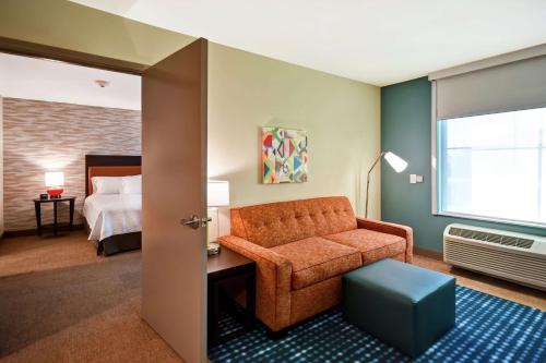 拉格兰奇Home2 Suites By Hilton Lagrange的客厅配有沙发和1张床