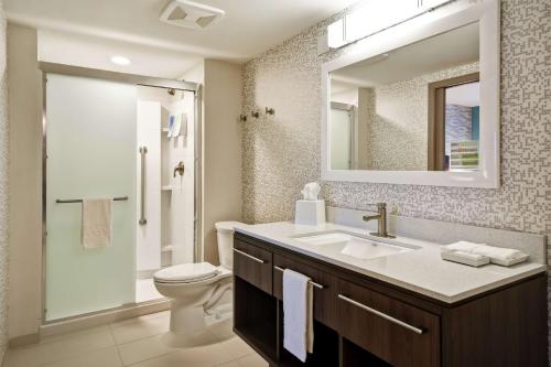拉格兰奇Home2 Suites By Hilton Lagrange的一间带水槽、卫生间和镜子的浴室