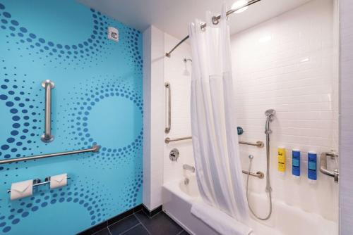 斯汤顿Tru By Hilton Staunton的带淋浴、浴缸和卫生间的浴室