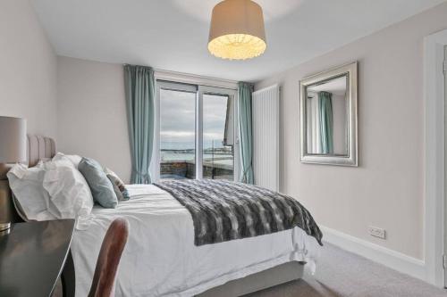 班戈北爱尔兰Skippingstone Beach Loft With Amazing Sea Views的白色的卧室设有床和窗户