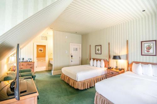 弗吉尼亚海滩芳德斯酒店及Spa的酒店客房设有两张床和电视。