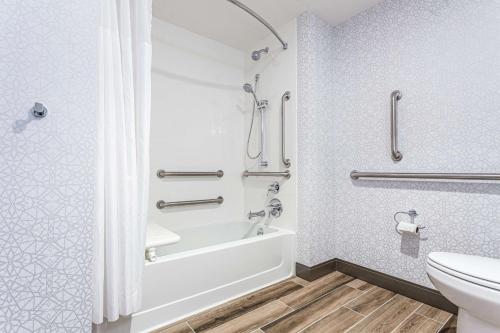 基特里Hampton Inn & Suites Kittery的带浴缸和卫生间的浴室。