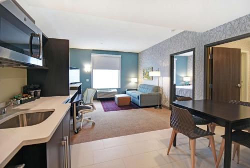 伯洛伊特Home2 Suites By Hilton Beloit的一间设有厨房和客厅的客房