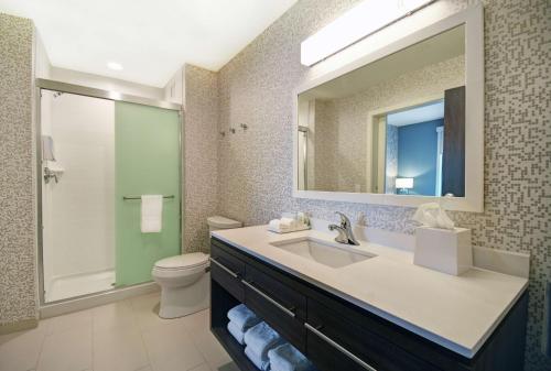 伯洛伊特Home2 Suites By Hilton Beloit的一间带水槽、卫生间和镜子的浴室