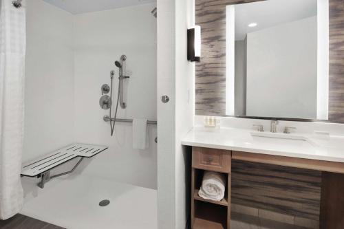 普罗维登斯Homewood Suites by Hilton Providence Downtown的一间带水槽和镜子的浴室