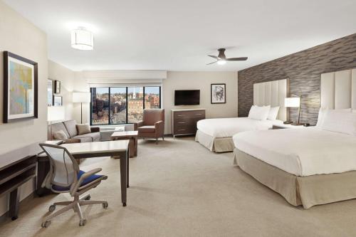 普罗维登斯Homewood Suites by Hilton Providence Downtown的酒店客房配有两张床和一张书桌