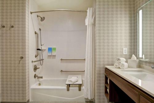 查尔斯顿Home2 Suites Charleston West Ashley的带浴缸、水槽和淋浴的浴室