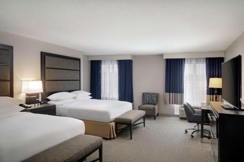桑兹顿DoubleTree Richmond Airport的酒店客房配有两张床和一张书桌