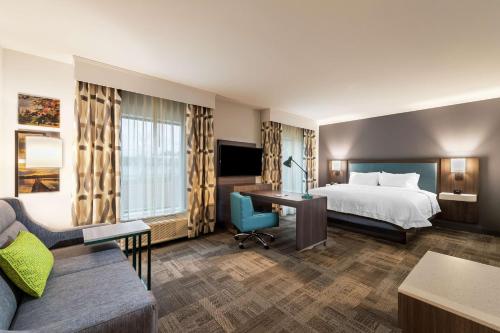 斯内尔维尔Hampton Inn & Suites Snellville Atlanta Ne的酒店客房,配有床和沙发
