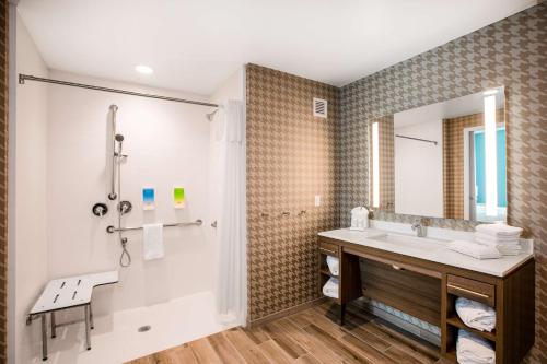 卡尔斯巴德Home2 Suites By Hilton Carlsbad, Ca的一间带水槽和淋浴的浴室