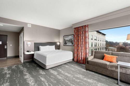 斯波坎Hampton Inn & Suites Spokane Downtown-South的酒店客房,配有床和沙发