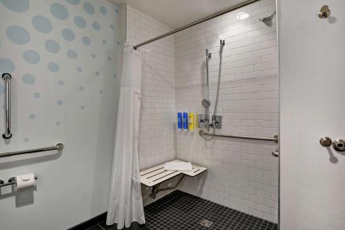爱达荷福尔斯Tru By Hilton Idaho Falls Id的带淋浴的浴室和长凳