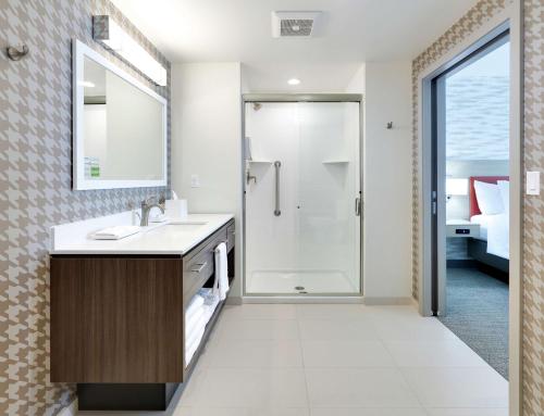 亚基马Home2 Suites By Hilton Yakima Airport的一间带水槽和淋浴的浴室
